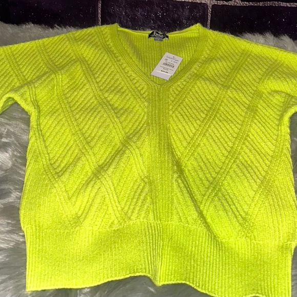 Size M V- neck  Sweater - Picture 1 of 3